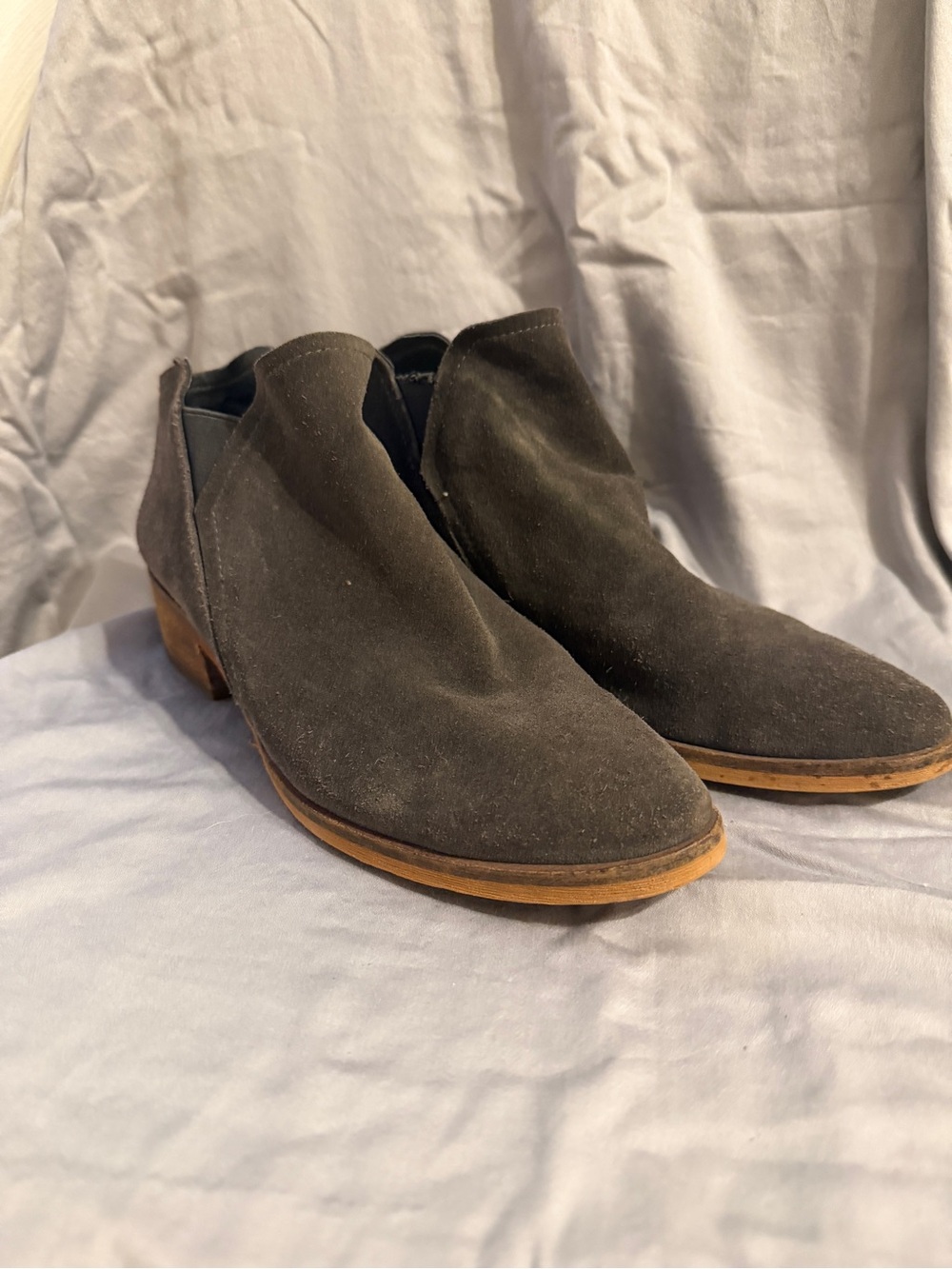 Dolce Vita gray suede “Tay” ankle boots booties women’s size 9